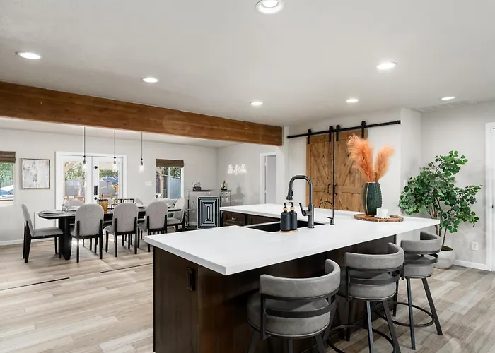 Holiday home Stylish Retreat With Private Pool Prime Location