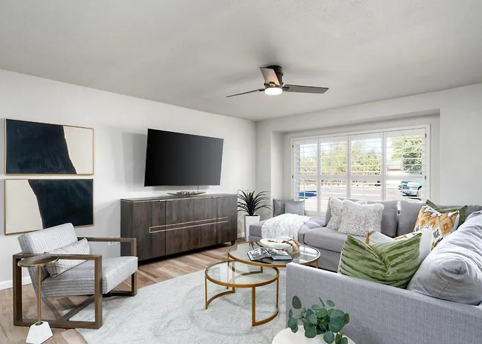 Stylish Retreat With Private Pool Prime Location